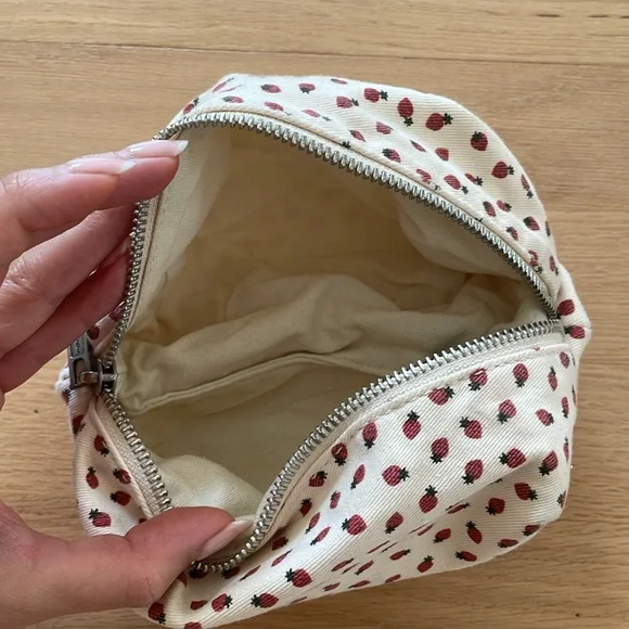 New unused brandy Melville strawberry makeup pouch - Picture 2 of 2
